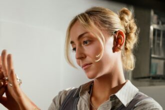 Who teaches jewelry making now that the old workshops are gone?